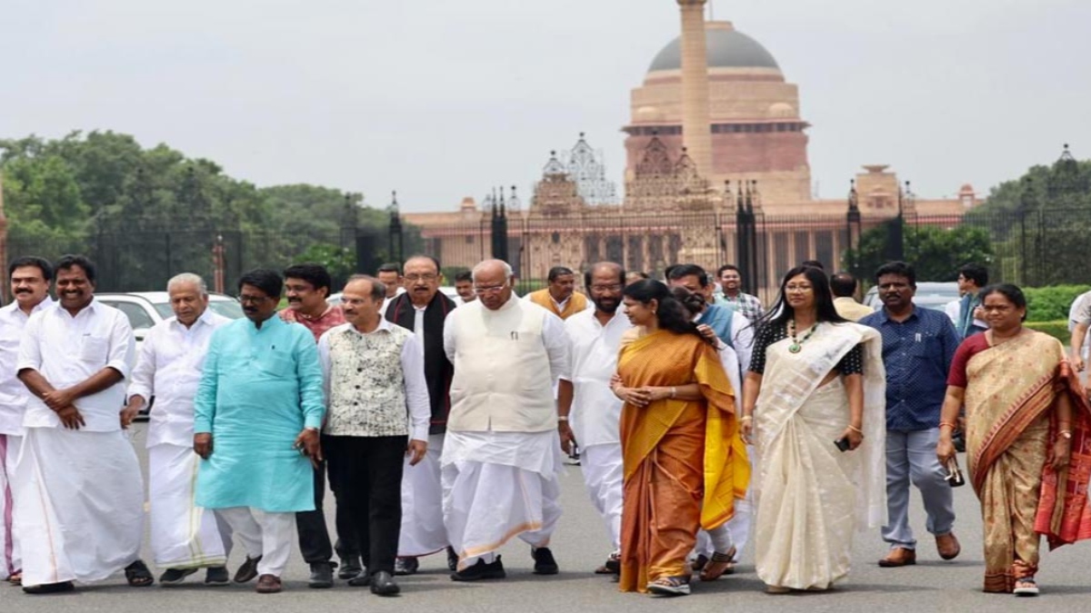 SIR की लड़ाई… संसद से सड़क पर आई, ‘वोट चोरी’ के खिलाफ दिल्ली में आज INDIA ब्लॉक का प्रोटेस्ट मार्च