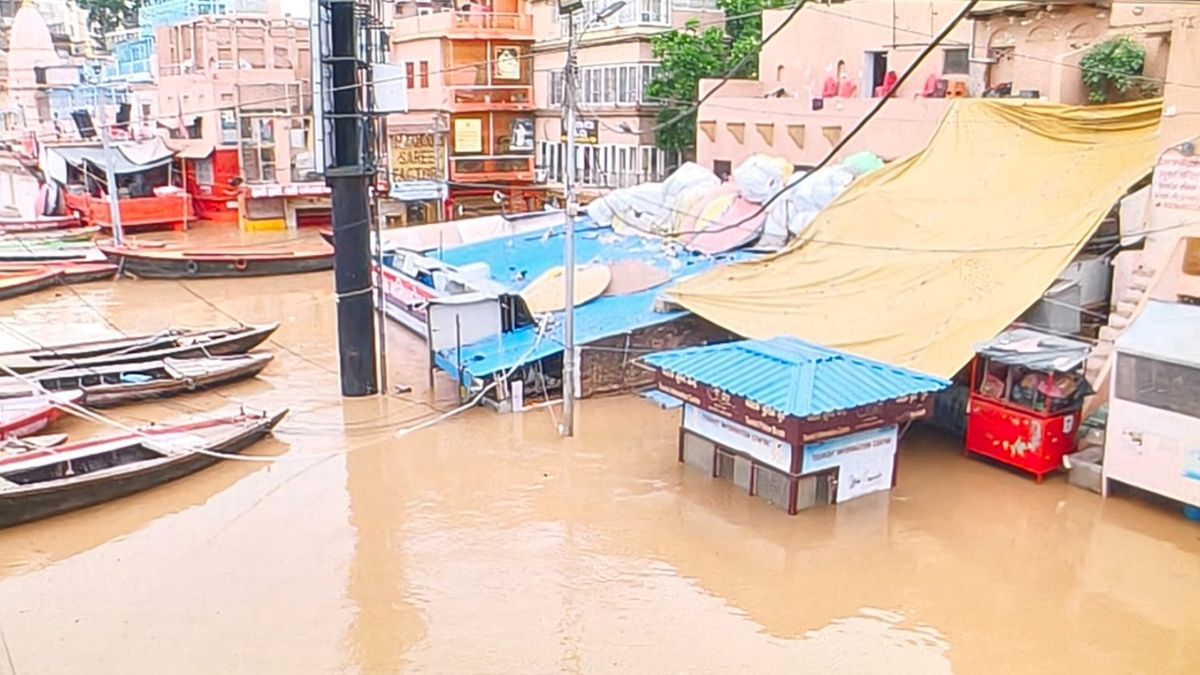 वाराणसी में गंगा का पानी वार्निंग लेवल के ऊपर, सभी 84 घाट डूबे; छत पर करना पड़ रहा शवों का अंतिम संस्कार