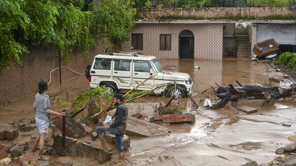 जम्मू में रिकॉडतोड़ बारिश, दो दिन में 41 लोगों की मौत, वैष्णो देवी लैंडस्लाइड में मरने वालों की संख्या 34 पहुंची जम्मू में रिकॉडतोड़ बारिश, दो दिन में 41 लोगों की मौत, वैष्णो देवी लैंडस्लाइड में मरने वालों की संख्या 34 पहुंची