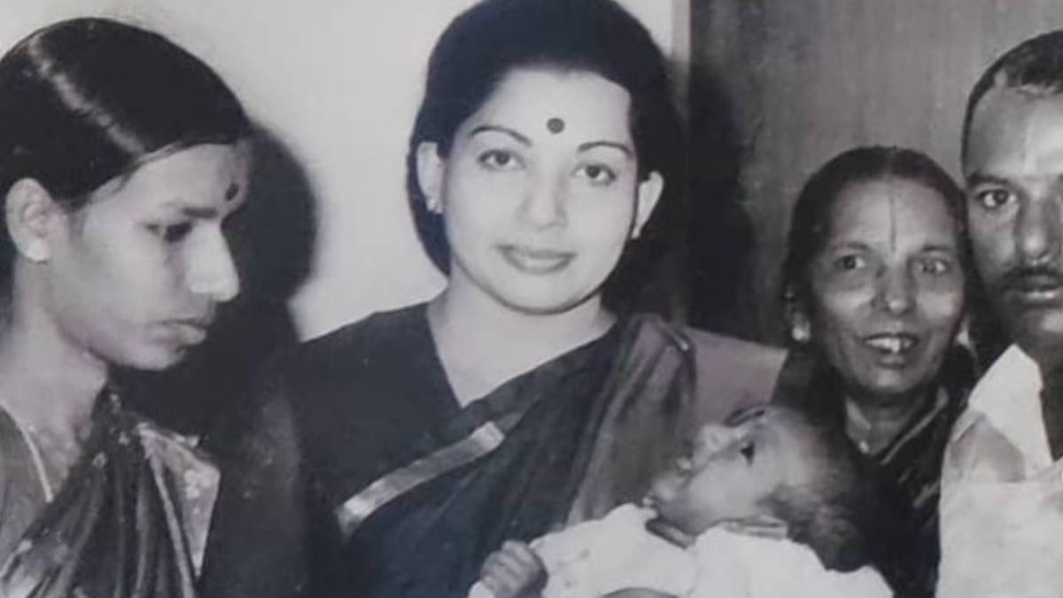 सोने की तलवार,  1250 किलो चांदी, 10 हजार साड़ियां