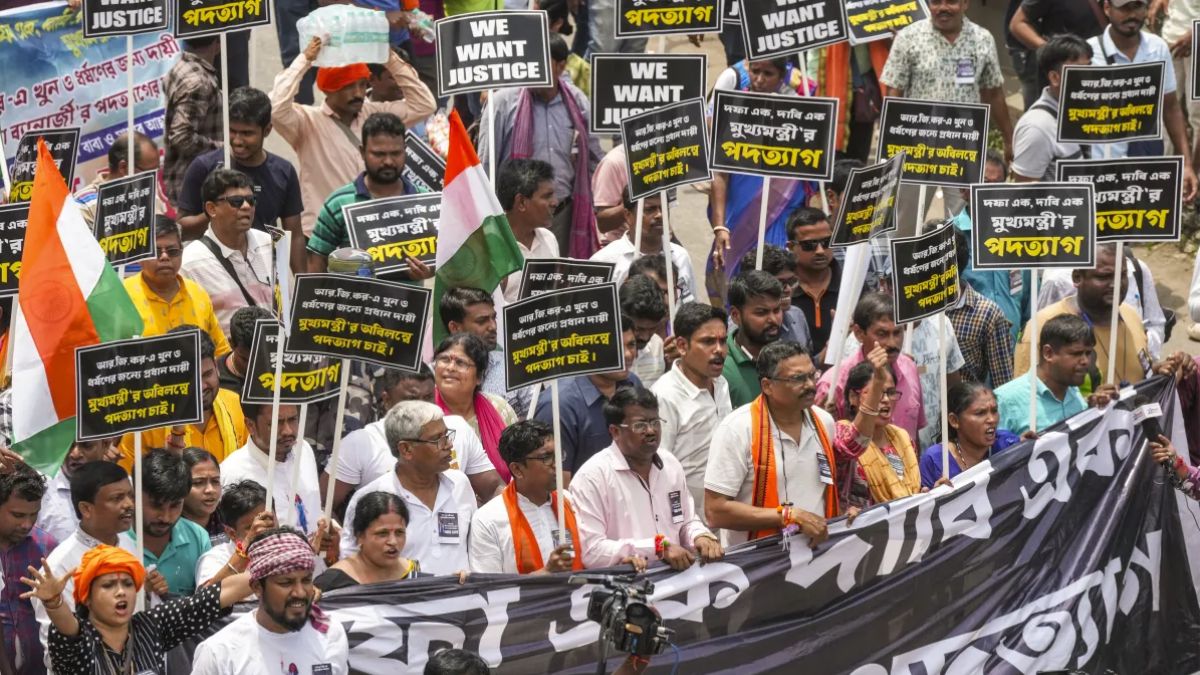 कोलकाता: “लाठीचार्ज में आरजी कर पीड़िता की मां के माथे पर आई चोट”, चूड़ियां तोड़ने का भी लगाया आरोप