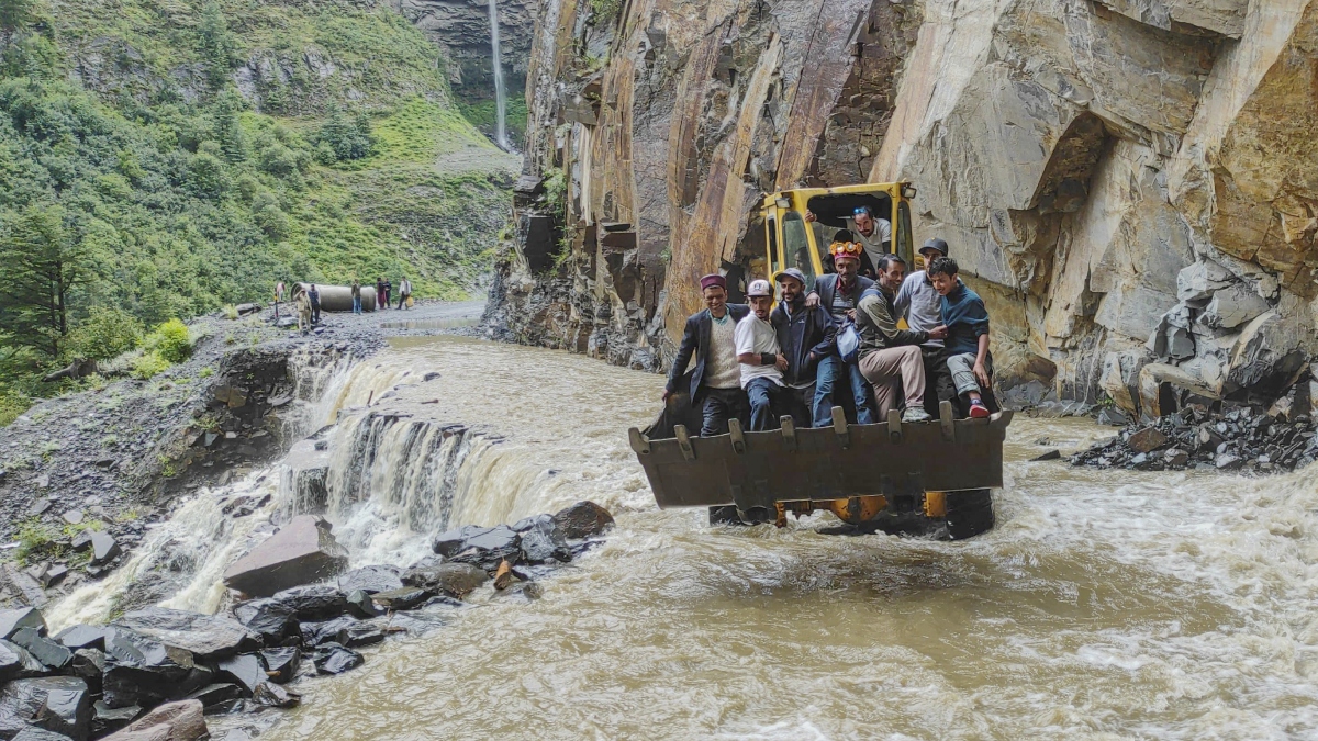 बिहार में भारी बारिश को लेकर चेतावनी जारी, नॉर्थ-ईस्ट में रेड अलर्ट, दिल्ली में हल्की बारिश की संभावना