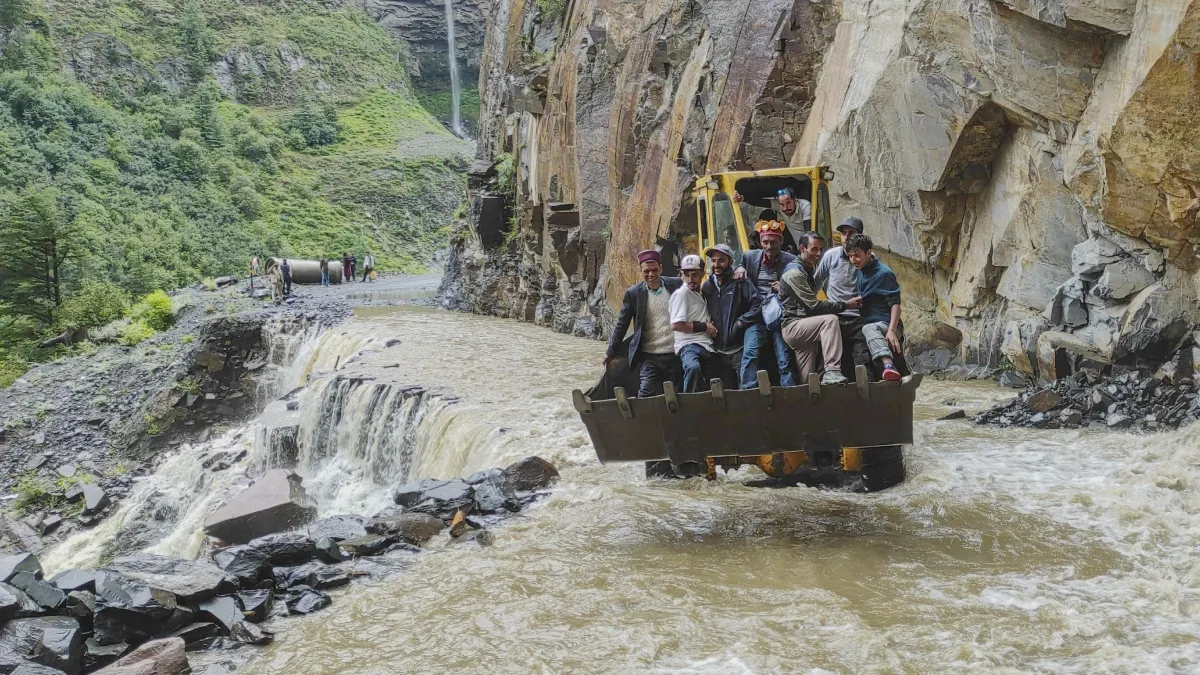 बिहार में भारी बारिश, उत्तराखंड में बाढ़ की चेतावनी, नॉर्थ-ईस्ट में रेड अलर्ट, दिल्ली में हल्की बारिश की संभावना lahaul spiti- India TV Hindi