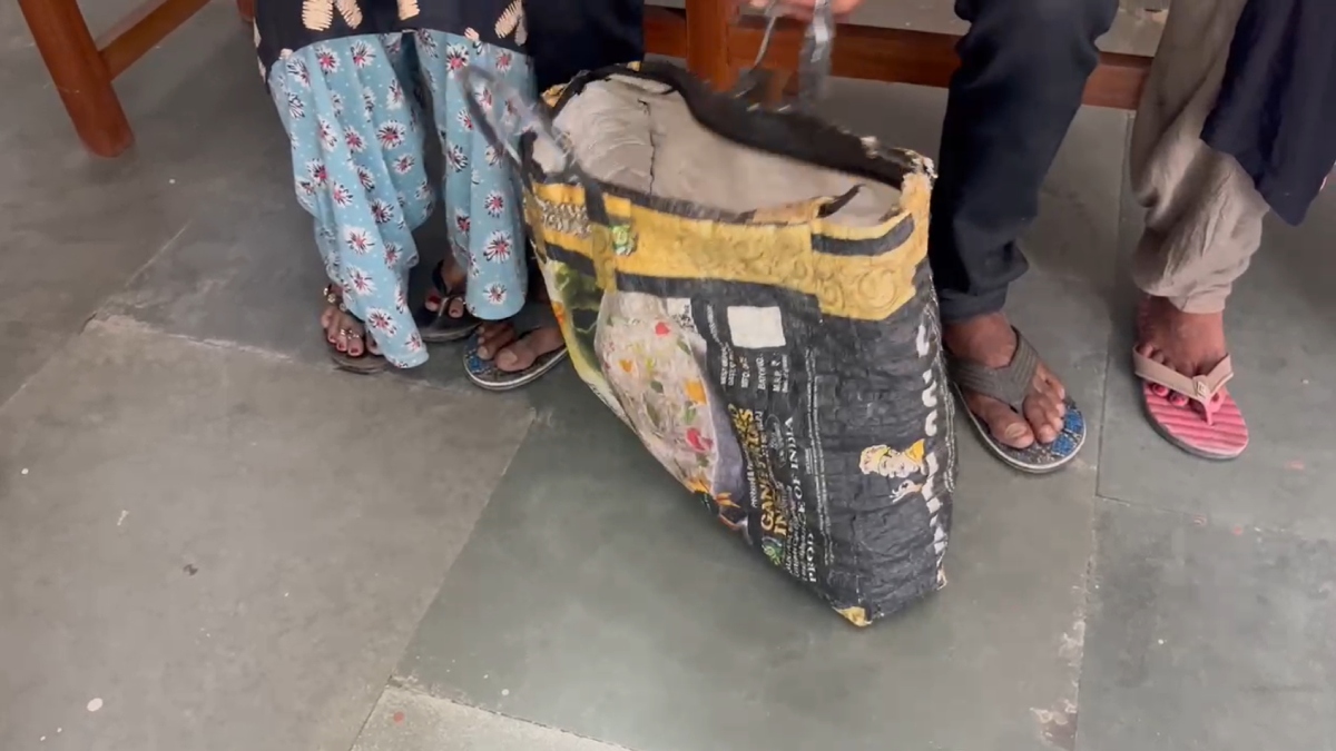 झोले में लाश लेकर डीएम ऑफिस पहुंचा पिता, बोला- ‘बच्चे को जिंदा करो या दोषियों पर कार्रवाई करो’