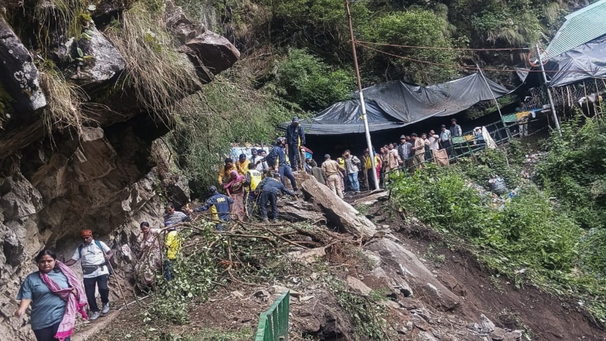 कश्मीर के रियासी में लैंडस्लाइड, कार पर पत्थर गिरने से SDM और उसके बेटे की मौत, पत्नी हुई घायल, LG ने जताया दुख