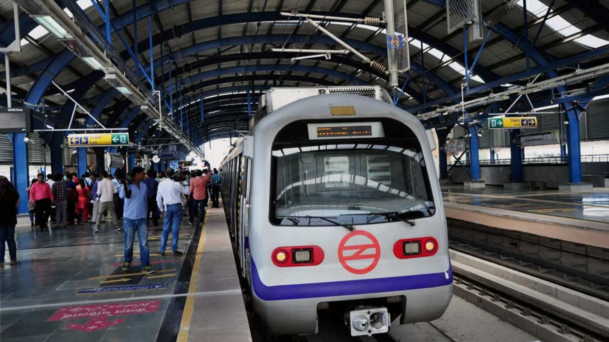 दिल्ली के सीलमपुर मेट्रो स्टेशन की घटना, ट्रेन के आगे महिला ने लगाई छलांग दिल्ली के सीलमपुर मेट्रो स्टेशन की घटना, ट्रेन के आगे महिला ने लगाई छलांग