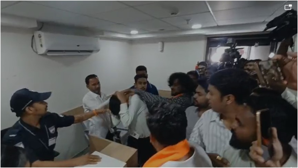 बैंक में घुसकर मनसे के कार्यकर्ताओं की गुंडागर्दी, अधिकारी को पीटा, देखें Video