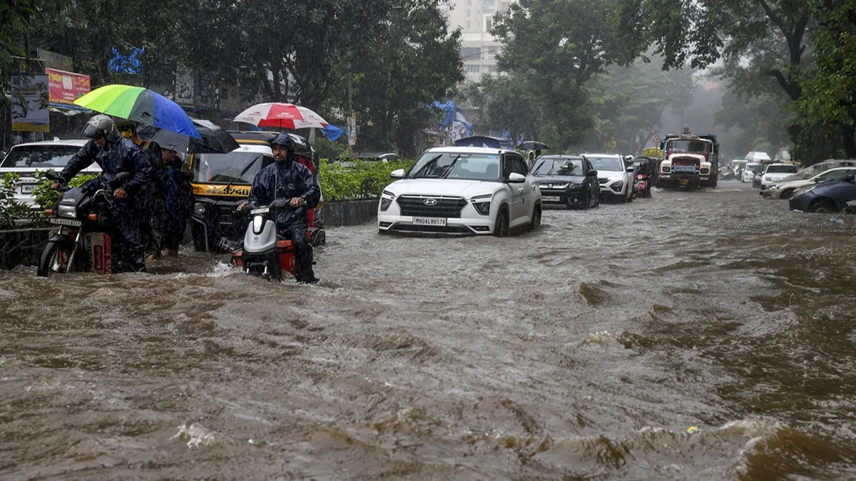 Mumbai Rain LIVE: मुंबई में सड़कें डूबीं, ट्रेनें-फ्लाइट्स प्रभावित, सरकारी कार्यालय और स्कूल-कॉलेज बंद; महाराष्ट्र में अभी तक 7 की मौत mumbai heavy rain- India TV Hindi