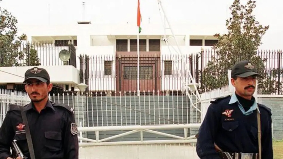 ऑपरेशन सिंदूर से बौखलाया पाकिस्तान, भारतीय राजनयिकों की पानी-गैस सप्लाई रोकी  - India TV Hindi