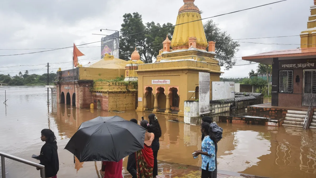 गुजरात में भारी बारिश को लेकर रेड अलर्ट जारी, हिमाचल में स्कूल-कॉलेज बंद, जानें दिल्ली-मुंबई का हाल Karad Rain- India TV Hindi