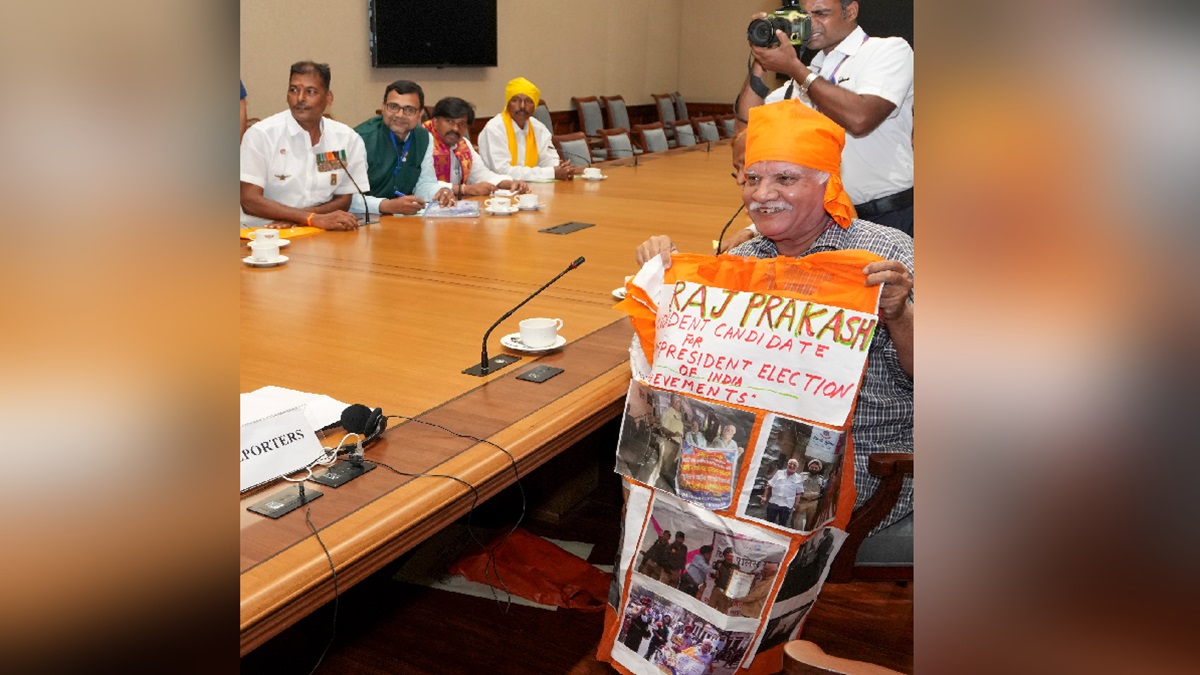 सिर पर भगवा गमछा बांधकर इस उम्मीदवार ने दर्ज किया अपना नामांकन, उपराष्ट्रपति पद का लड़ेगा चुनाव