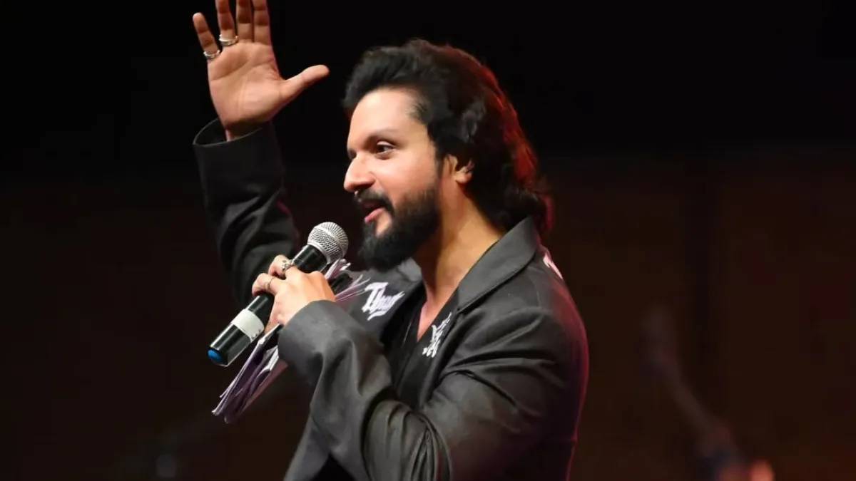 होटल के बाथरूम में बेहोश होकर गिरा फेमस एक्टर, बिगड़ी हालत, मशीन के सहारे ले रहा सांस होटल के बाथरूम में बेहोश होकर गिरा फेमस एक्टर, बिगड़ी हालत, मशीन के सहारे ले रहा सांस