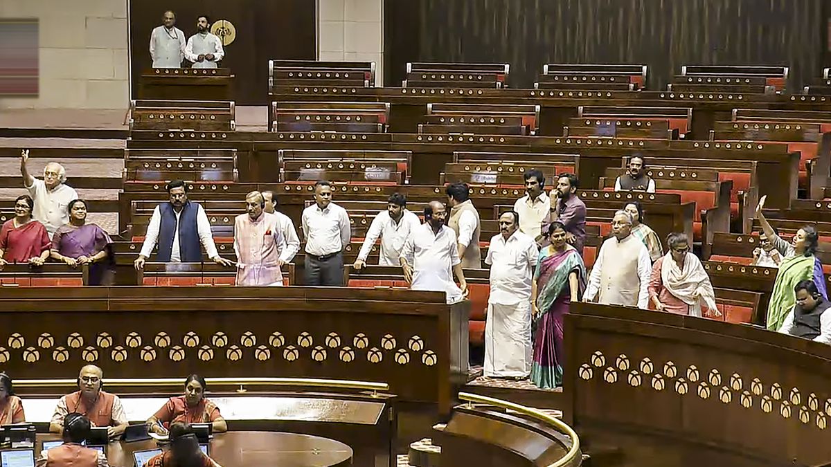राज्यसभा में हंगामा: सभापति की तरफ जाने वाली सीढ़ियों पर खड़ी हो गईं TMC सांसद, महिला मार्शलों को बुलाना पड़ा