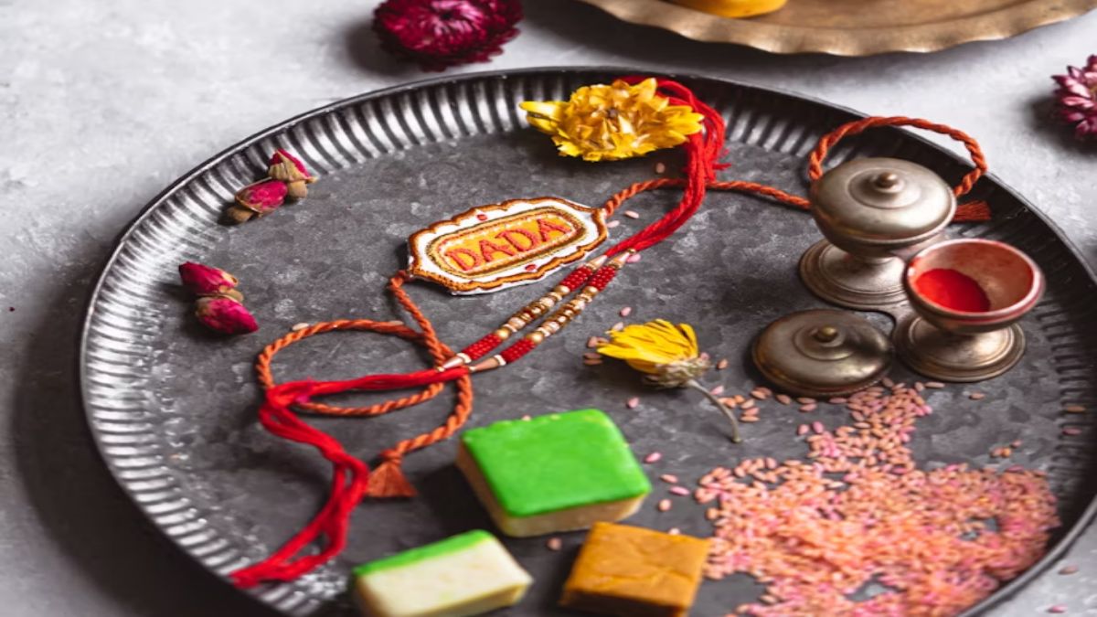 Raksha Bandhan 2025: रक्षाबंधन के दिन के राखी बांधने के साथ ही अपनाएं