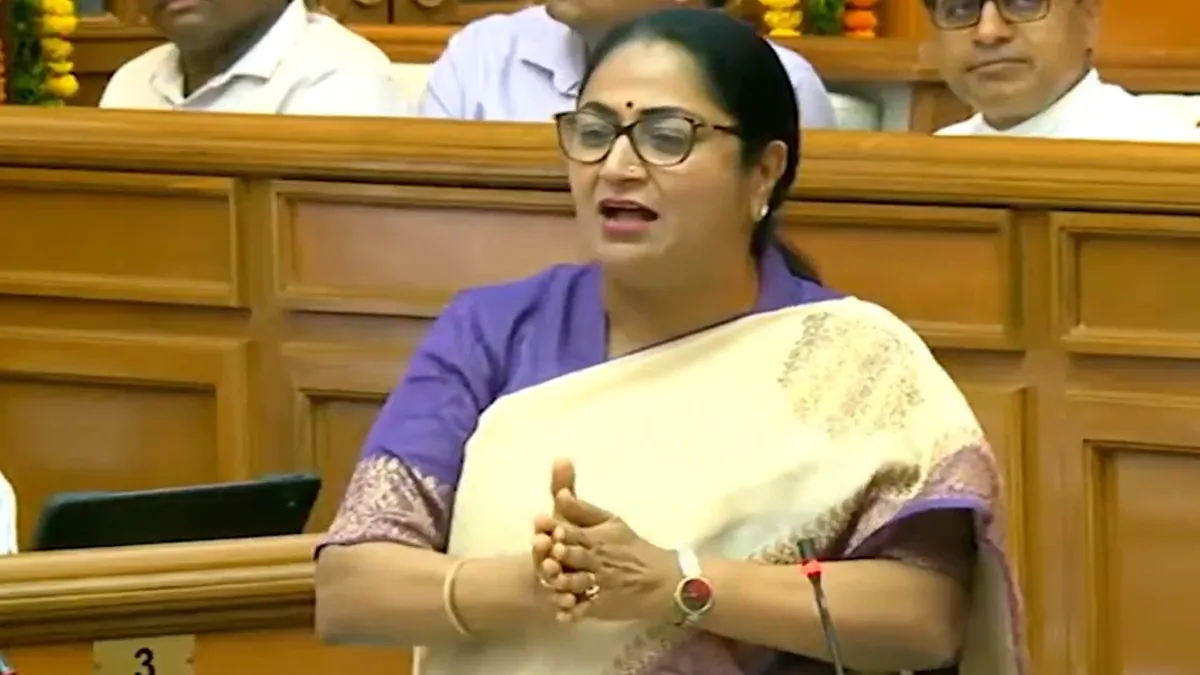 विधानसभा को संबोधित करतीं दिल्ली की मुख्यमंत्री रेखा गुप्ता।- India TV Paisa
