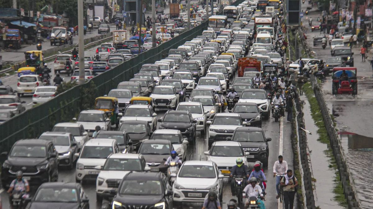 Delhi Traffic Advisory: दिल्ली में आज इन रास्तों पर जाने से बचें, ट्रैफिक पुलिस ने जारी की एडवाइजरी