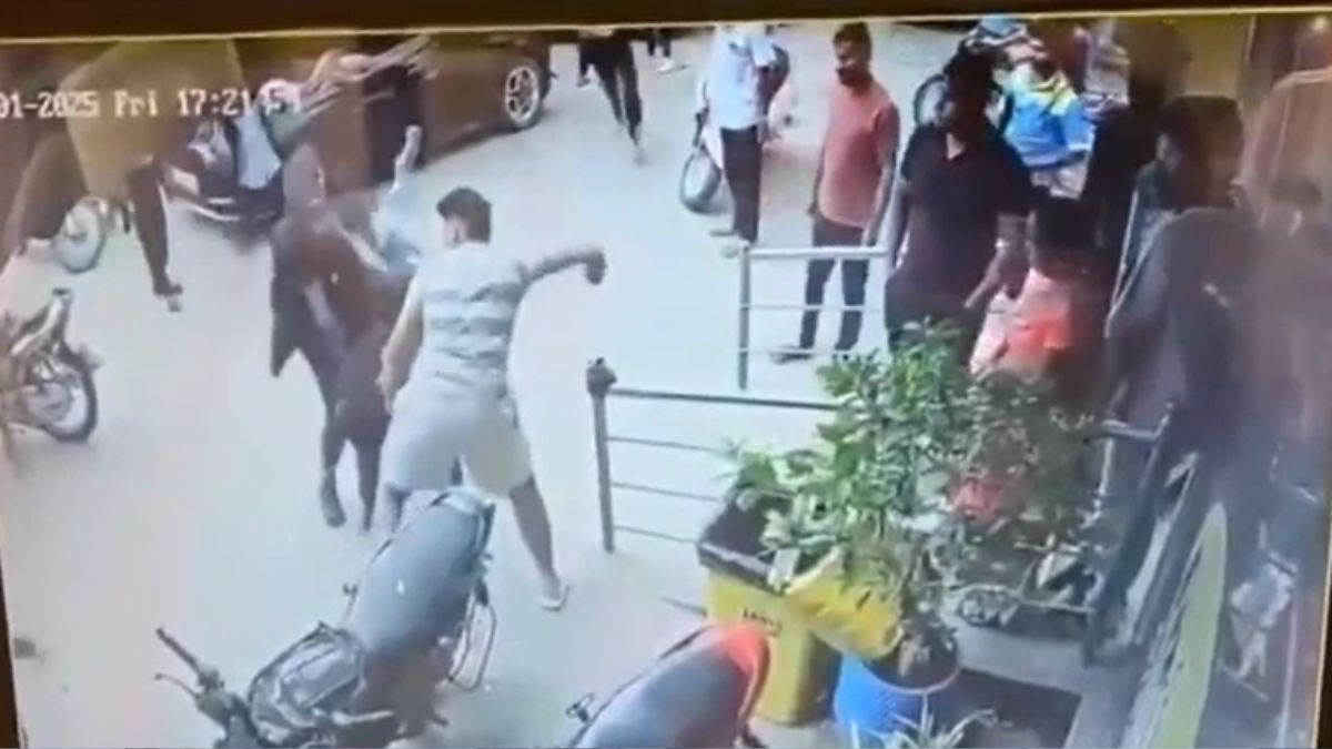 VIDEO: हैदराबाद के एल.बी. नगर में गैंगवार, छात्रों के बीच हुई हिंसक झड़प, 15 के खिलाफ मामला दर्ज