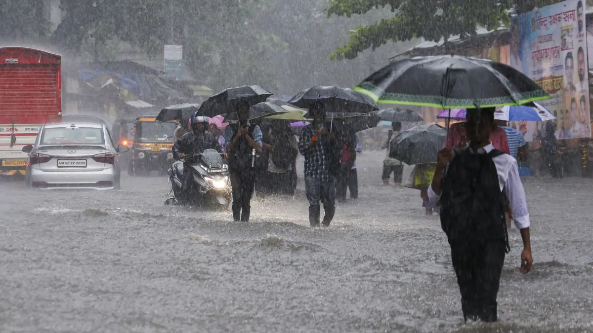 मुंबई पर अगले 48 घंटे भारी, 24 घंटे में 300 मिमी बारिश से हालात बिगड़े, जानिए क्या है लोकल ट्रेनों का हाल? mumbai rain- India TV Hindi