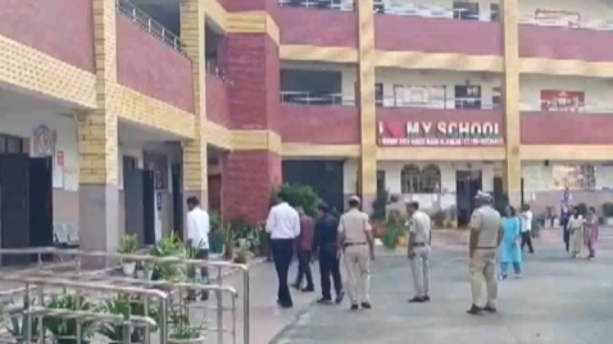 दिल्ली के 50 स्कूलों को मिली बम से उड़ाने की धमकी, जांच में जुटी पुलिस