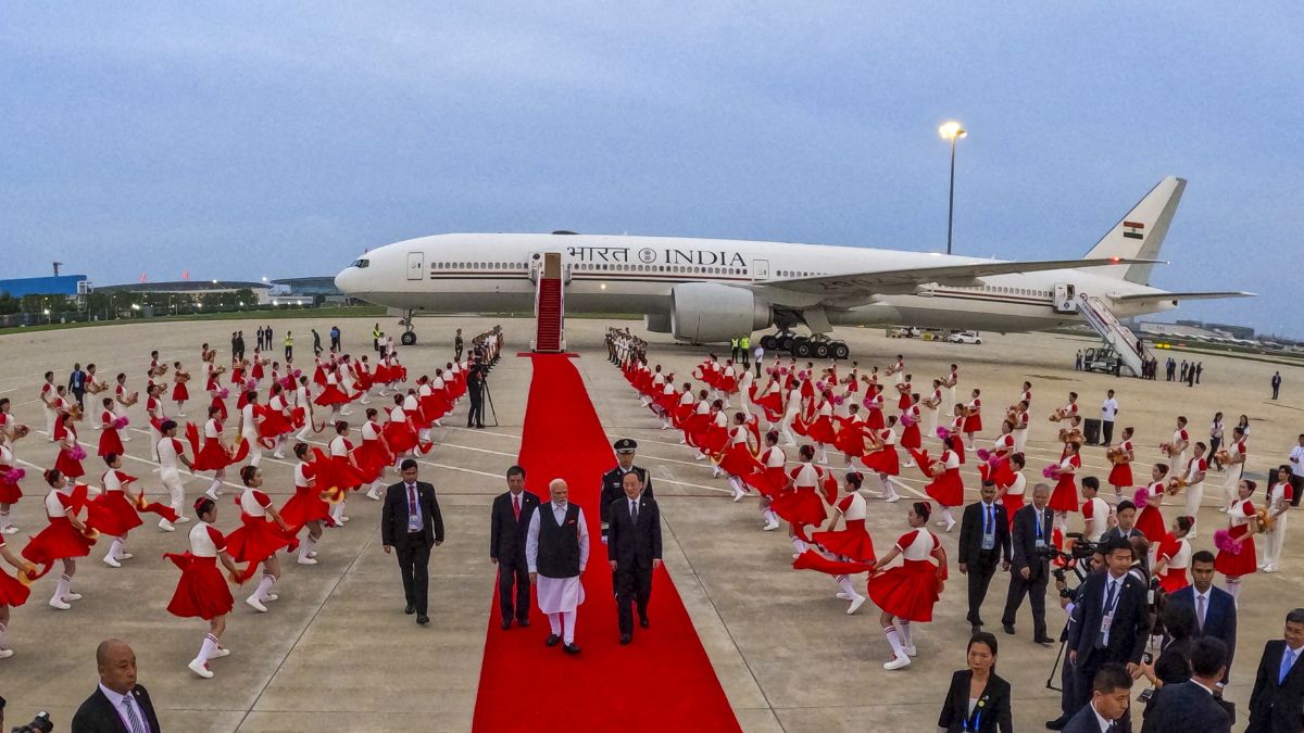 7 साल बाद बीजिंग पहुंचे पीएम मोदी, चीन ने रेड कारपेट बिछा कर अमेरिका को जलाया; देखें VIDEO