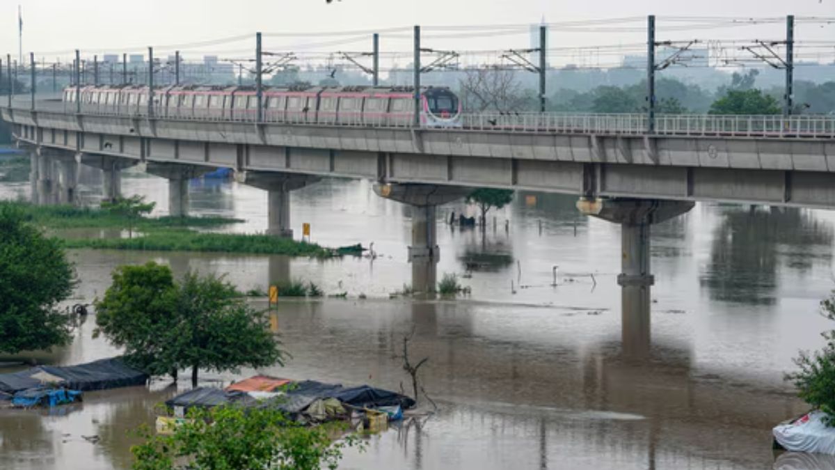 दिल्ली में बाढ़ की चेतावनी जारी, खतरे के निशान को पार कर गई यमुना नदी