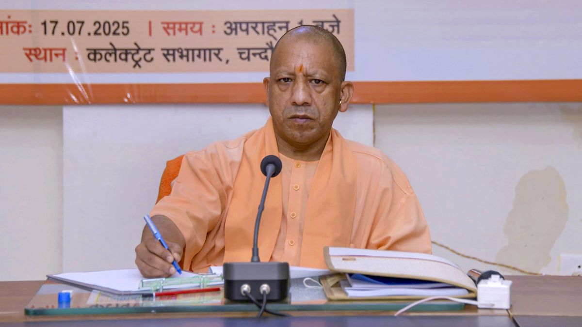 बाढ़ राहत के लिए CM योगी ने बनाई ‘टीम-11′, जानें कौन-कौन मंत्री है शामिल