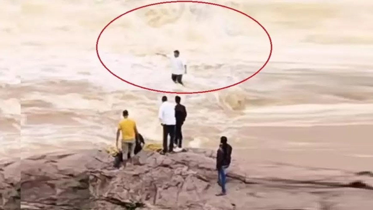 ओडिशा: दुदमा झरने में बहा 22 साल का YouTuber पांच दिन से लापता, कैमरे में कैद हुआ खौफनाक मंजर ओडिशा: दुदमा झरने में बहा 22 साल का YouTuber पांच दिन से लापता, कैमरे में कैद हुआ खौफनाक मंजर