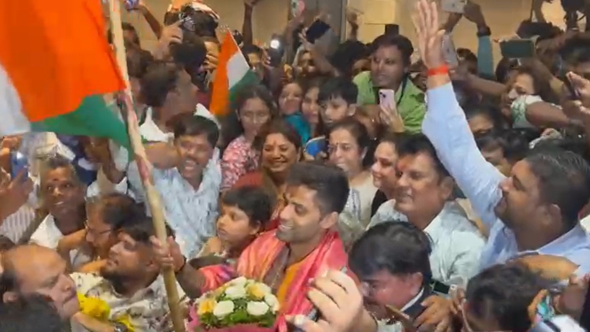 एशिया कप विजेता कप्तान सूर्यकुमार यादव का मुंबई पहुंचने पर हुआ जोरदार स्वागत