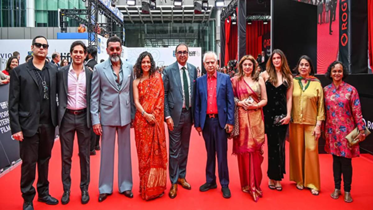 टोरंटो फिल्म फेस्टिवल में पहुंचे बॉबी देओल, पिता धर्मेंद्र को करेंगे रिप्रजेंट, फैन्स के साथ खिंचाई फोटो