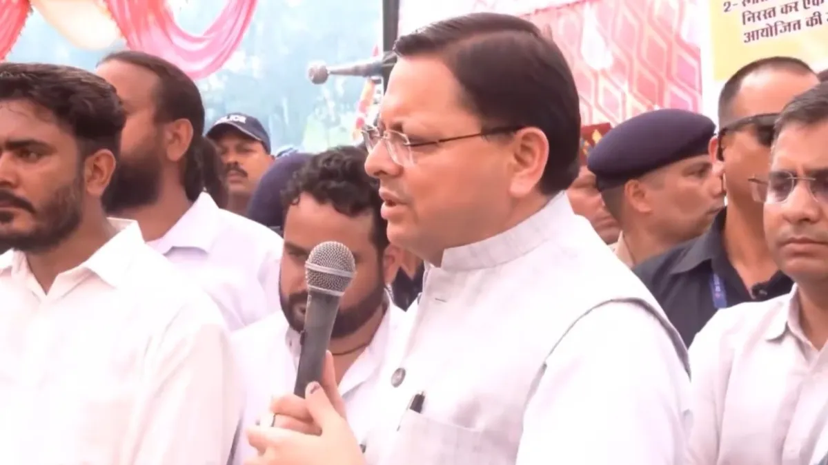 धरना दे रहे युवाओं के बीच अचानक से पहुंच गए सीएम धामी, किया संवाद, देखें Video cm dhami student protestors- India TV Hindi