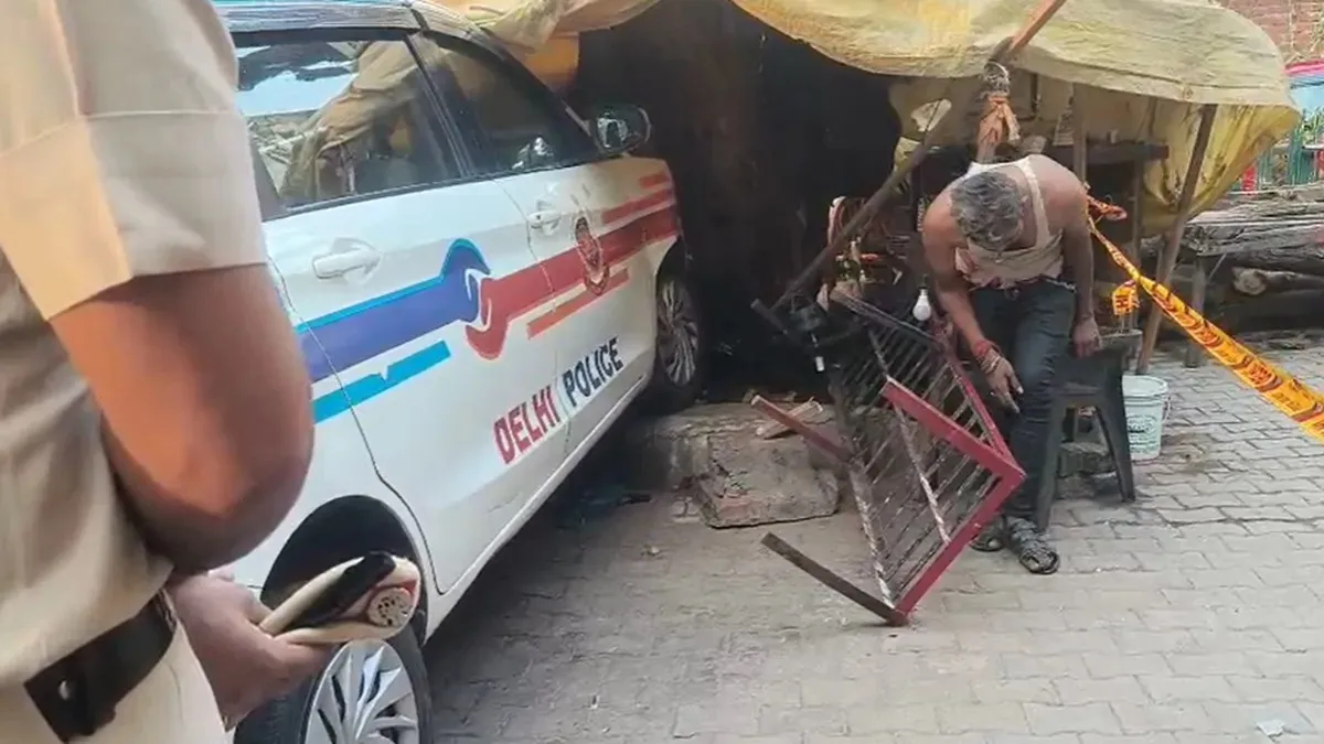 दिल्ली पुलिस की गाड़ी ने सोते हुए शख्स को कुचला, मौके पर हो गई मौत, देखें Video delhi police car accident rk ashram metro- India TV Hindi
