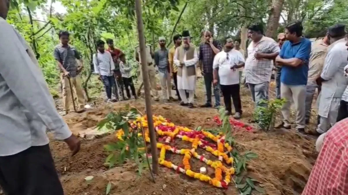 मध्य प्रदेश से रूह कंपा देने वाली खबर, कब्रिस्तान से खोदी जा रहीं कब्रें, मृत महिलाओं से घिनौना काम होने की आशंका Khandwa- India TV Hindi
