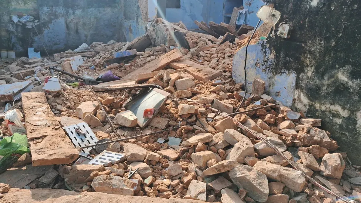 जर्जर मकान ढह जाने से बुजुर्ग महिला की मौत, सास को बचाने में बहू हुई घायल जयपुर में जर्जर कान ढह गया- India TV Hindi