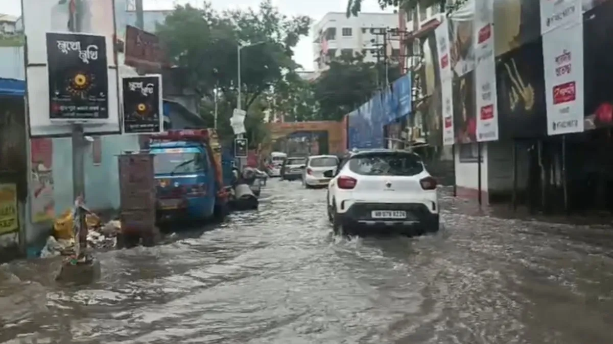 KOLKATA RAINS LIVE: कोलकाता में भारी बारिश से तबाही, 7 लोगों की मौत, हर तरफ जलभराव और ट्रैफिक जाम, रेल-मेट्रो सेवाएं भी बाधित Kolkata- India TV Hindi