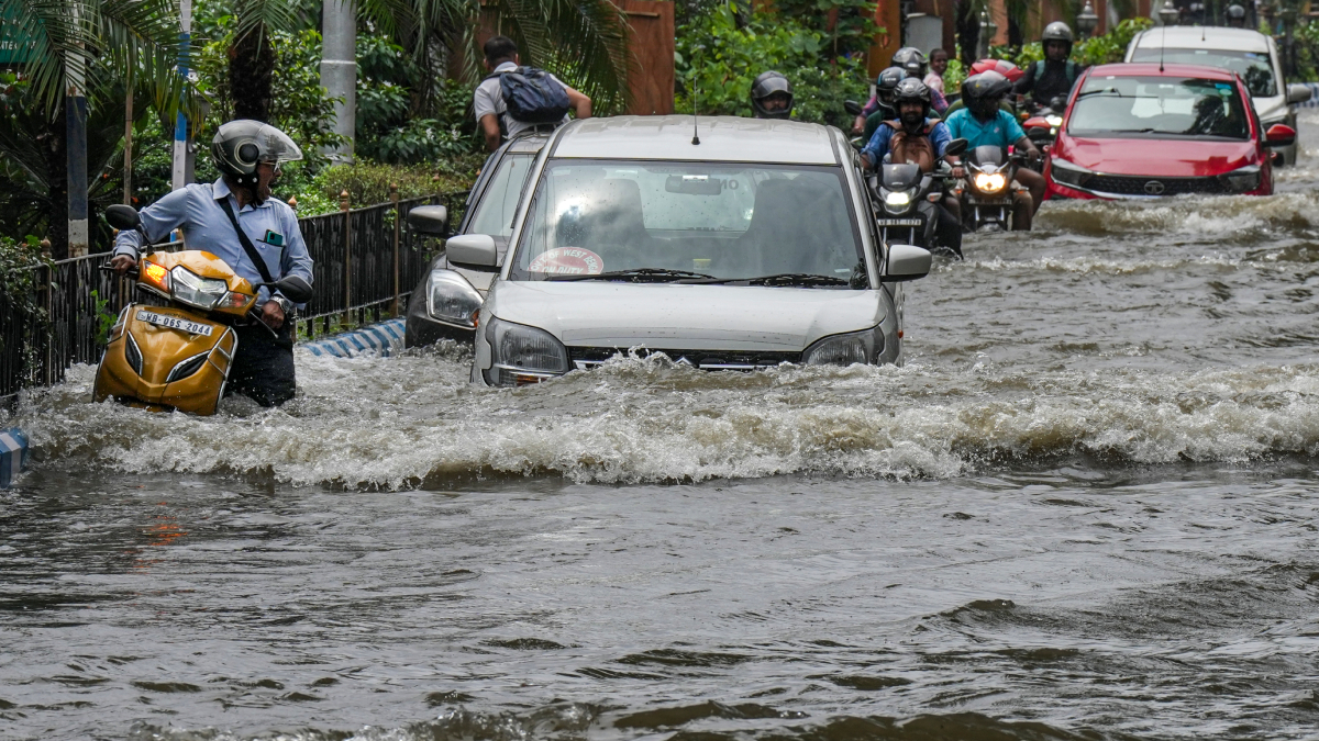 IMD Rain Alert: भारी बारिश से बंगाल में 9 मौतें, सभी स्कूल-कॉलेज बंद, पानी में डूबा कोलकाता; मौसम विभाग की चेतावनी जारी