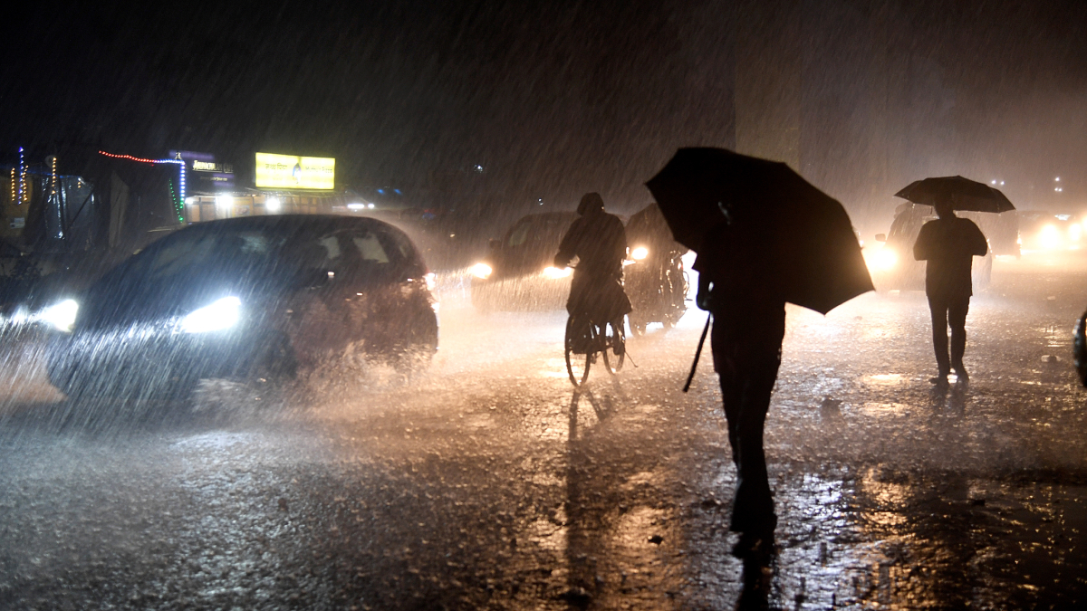 Maharashtra Weather: महाराष्ट्र में भारी बारिश का कहर, बाढ़ की चपेट में कई जिले, स्कूल और कॉलेज बंद; मौसम विभाग की चेतावनी जारी
