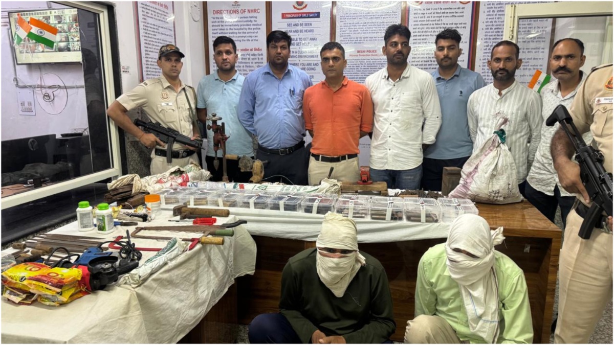 दिल्ली पुलिस ने कट्टा फैक्ट्री का किया भंडाफोड़, भारी मात्रा में देसी हथियार और कच्चा माल बरामद