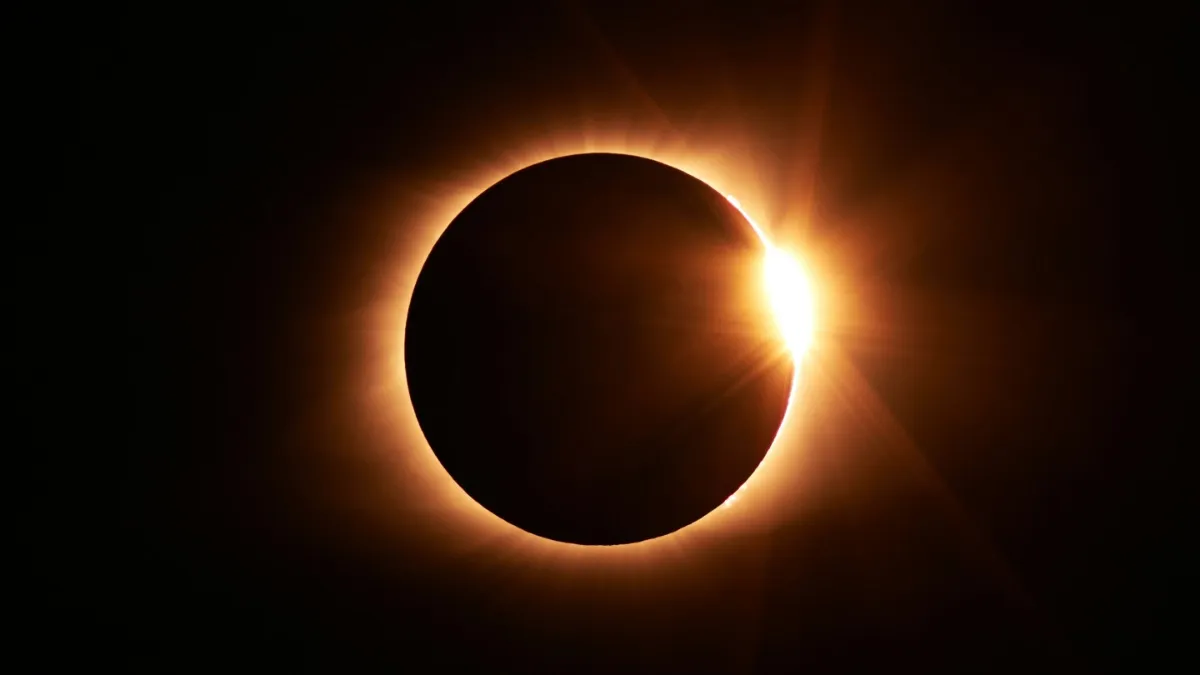 Surya Grahan 2025: सूर्य ग्रहण किन राशियों के लिए शुभ, किसके लिए प्रतिकूल; यहां जानें सभी 12 राशियों का हाल Solar Eclipse - India TV Hindi