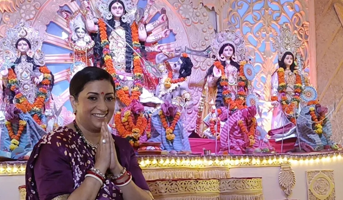 स्मृति ईरानी ने इस अंदाज में की दुर्गा पूजा, बांधनी साड़ी में शेयर किया नवरात्रि लुक