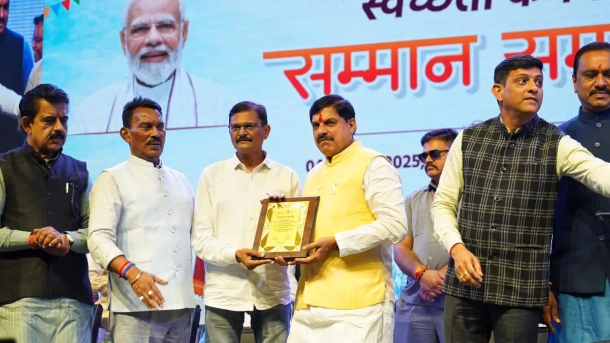 सीएम मोहन यादव ने किया स्वच्छता कर्मवीरों का सम्मान, इंदौर को दी विकास की अनेक सौगातें MOHAN YADAV INDORE- India TV Hindi