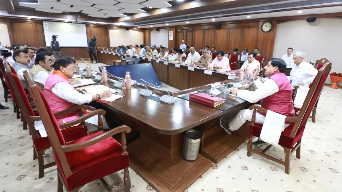 सार्वजनिक निजी भागीदारी से हेलीकॉप्टर सेवा संचालन को मिली स्वीकृति, सीएम मोहन यादव की अध्यक्षता में हुई बैठक मंत्रि-परिषद की बैठक करते हुए सीएम मोहन यादव- India TV Hindi