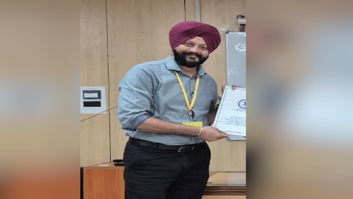 दिल्ली: BMW ने बाइक को मारी टक्कर, वित्त मंत्रालय के सीनियर अधिकारी की मौके पर मौत, पत्नी गंभीर रुप से घायल