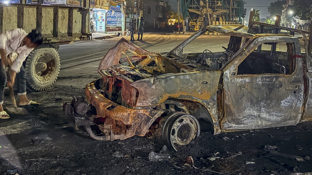 नेपाल: काठमांडू वैली में 30 से ज्यादा पुलिस चौकियां और थाने पूरी तरह जलकर खाक, सफाई में जुटे स्वयंसेवक