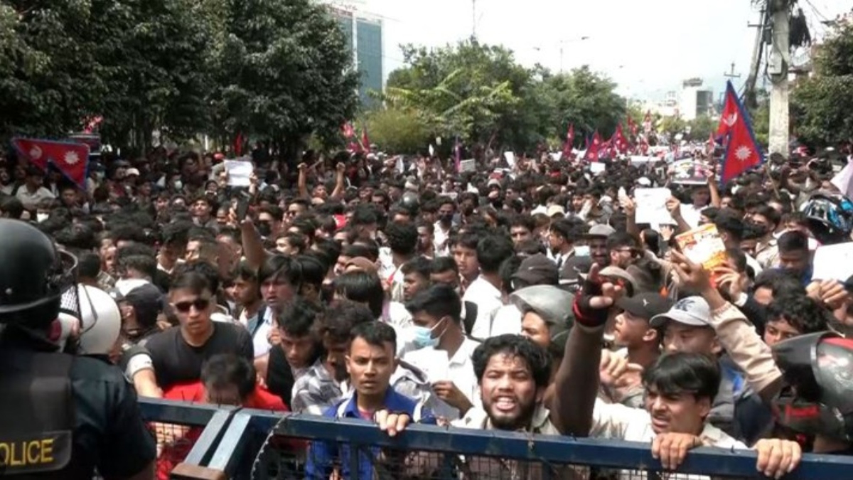Nepal Gen-Z Protest: ‘ना प्रदर्शनकारियों के आगे झुकेंगे, ना सोशल मीडिया से बैन हटाएंगे’, नेपाल के PM का पहला बयान
