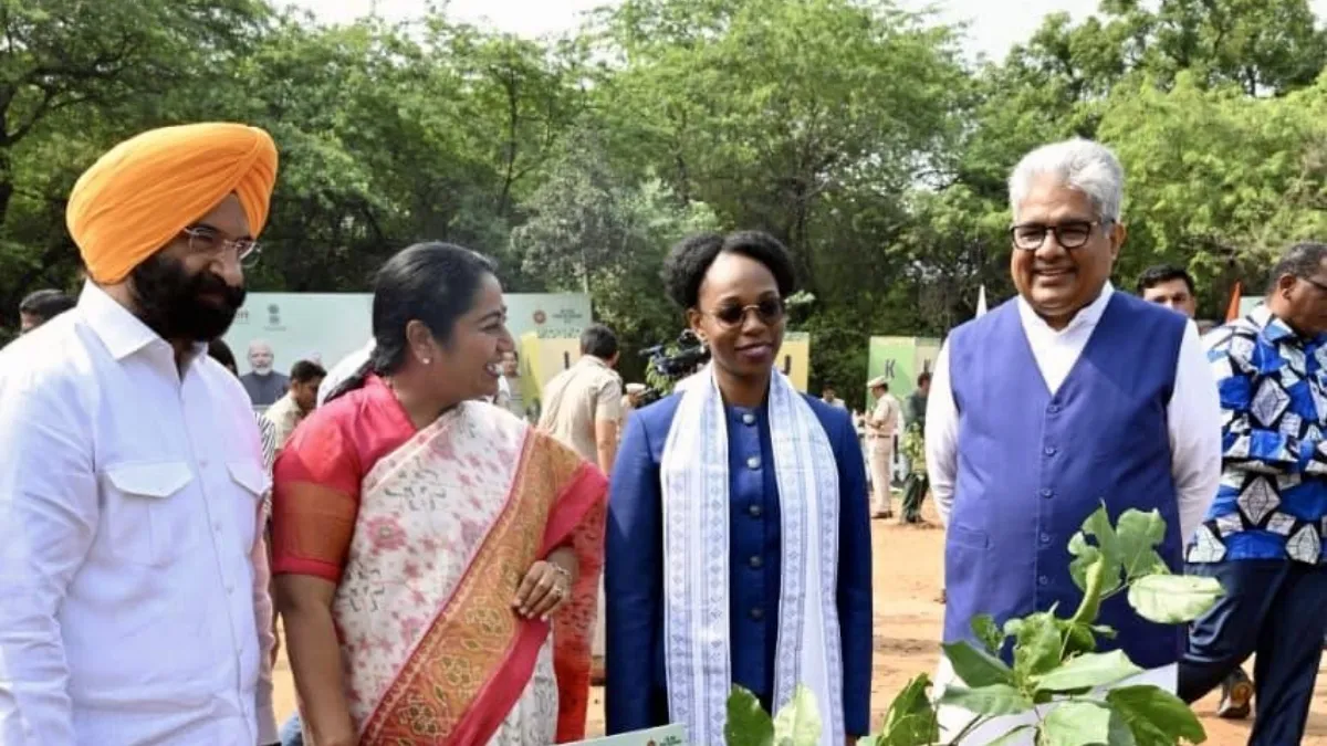 'एक पेड़ मां के नाम', दिल्ली में सेवा पखवाड़ा के तहत कार्यक्रम का आयोजन, 72 देशों के लोग हुए शामिल Rekha Gupta- India TV Hindi