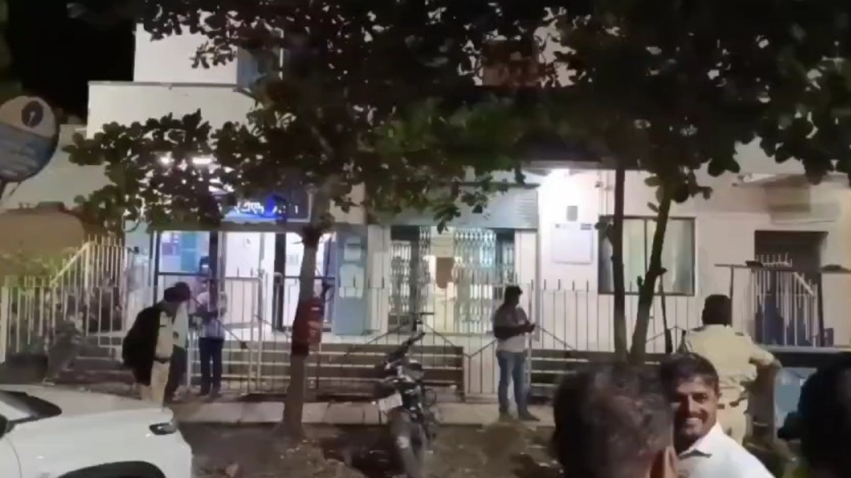 VIDEO: सेना की वर्दी पहन SBI बैंक में घुसे नकाबपोश बदमाश, मैनेजर को बंधक बना लूट लिए सोना और नकदी