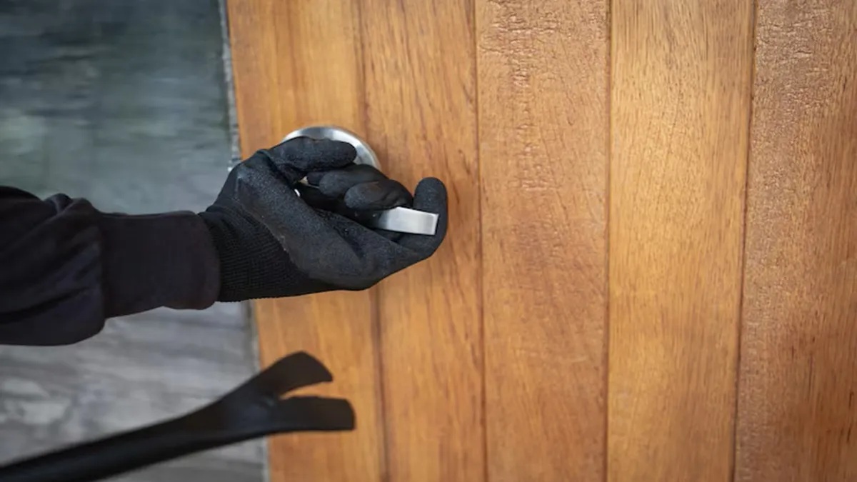 नोएडा में रिटायर्ड IAS के घर नेपाली नौकर ने की चोरी, नकदी-जेवर लेकर साथियों के साथ हुआ फरार