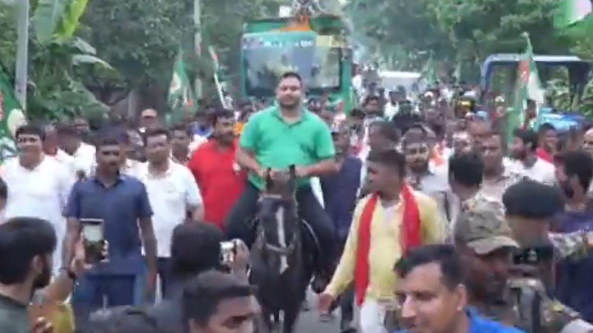 बिहार चुनाव: अनोखे अंदाज में दिखे तेजस्वी, घोड़े पर सवार होकर मोकामा में दी अनंत सिंह को चुनौती