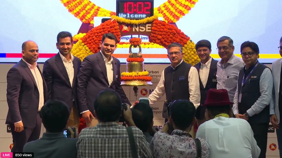 मुंबई में बुधवार को एनएसई में अर्बन कंपनी के शेयर लिस्टिंग के मौके पर मौजूद कंपनी के अधिकारीगण।- India TV Paisa