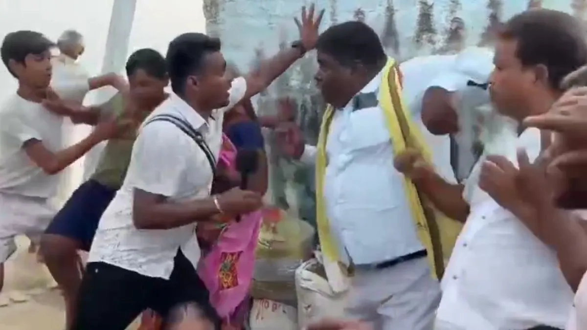 दीवार के नीचे कई लोग दबे।- India TV Hindi